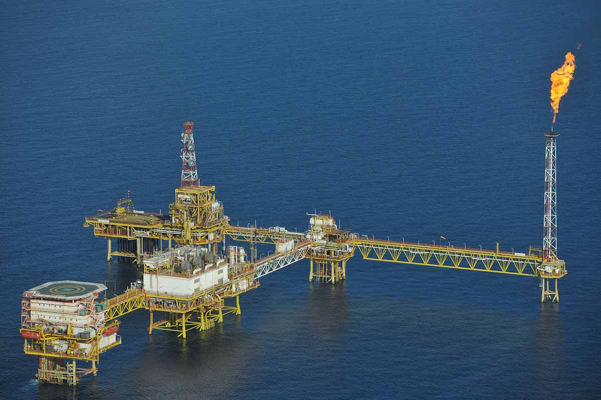 Промышленность малайзии. Oil Малайзия. Petronas offshore. Малайзия завод. Oil and Gas Reserves in Malaysia.