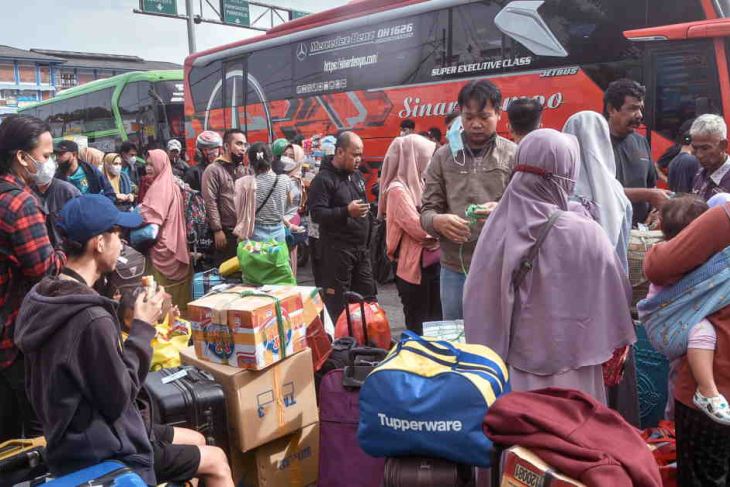 Indonesians board buses for annual mudik to their hometowns