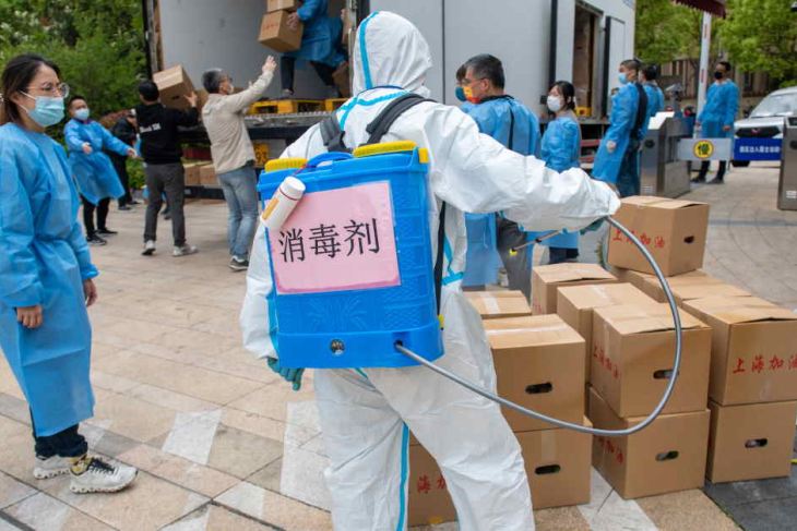 Workers in Shanghai disinfect food in boxes 