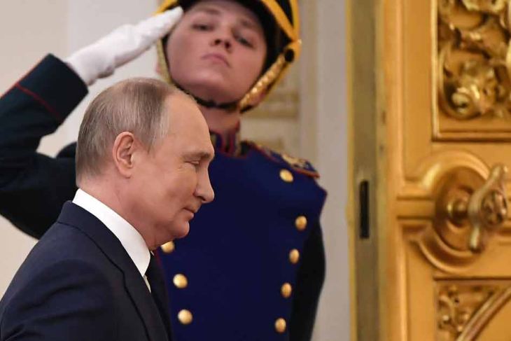 Putin meets Russian Olympic medalists at the Kremlin 