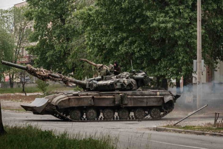 A Ukrainian main battle tank in Eastern Ukraine