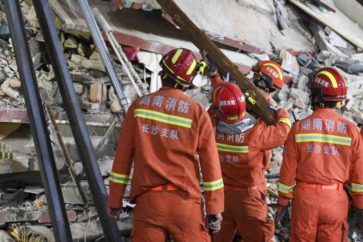 Rescue workers at the site of the collapsed building in Changsha