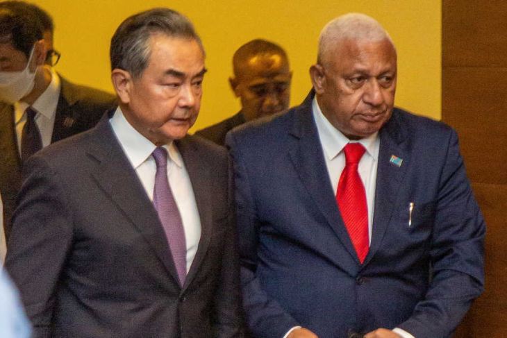 Wang Yi (L) and Fijian Prime Minister Frank Bainimarama (R) 