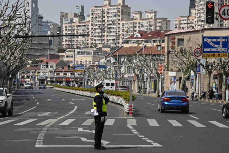 Policeman manages traffic in Shanghai