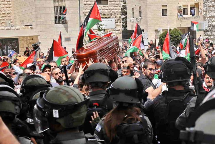 Israeli police beat mourners at journalist's funeral