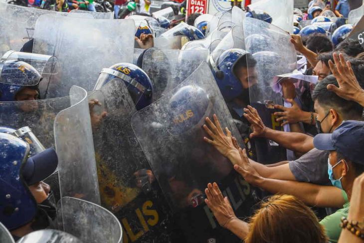 Protestors clash with police in Manila