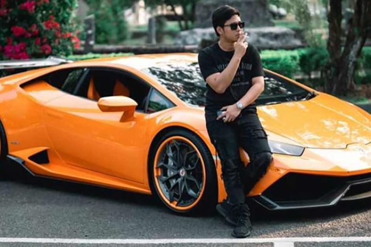 Indonesian influencer Doni Salmanan posing with a luxury car