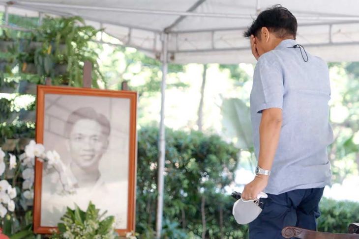 Marcos Jr visits his father's grave