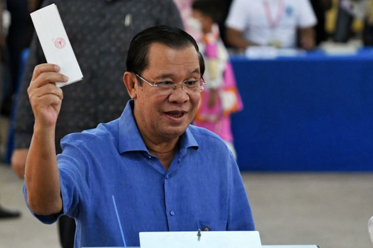 Hun Sen casts his vote
