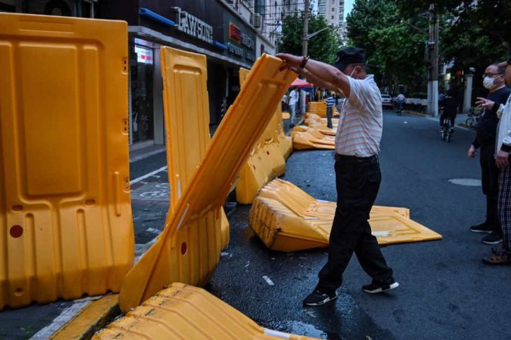 A man takes down barriers in Shanghai
