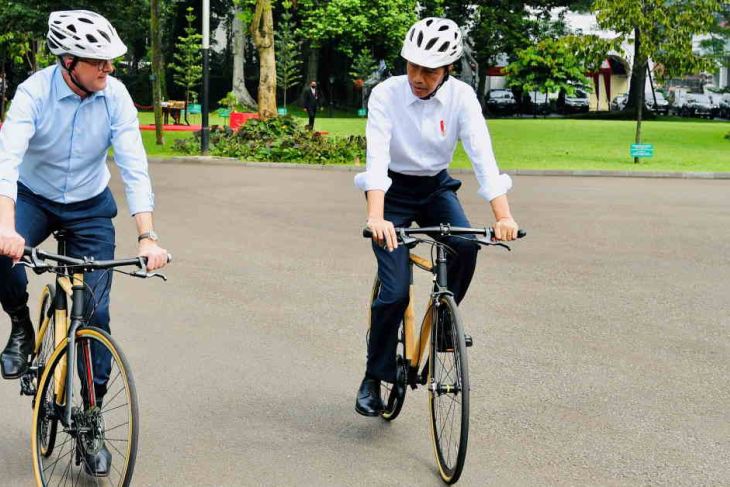 Jokowi and Albanese ride bamboo bicycles 