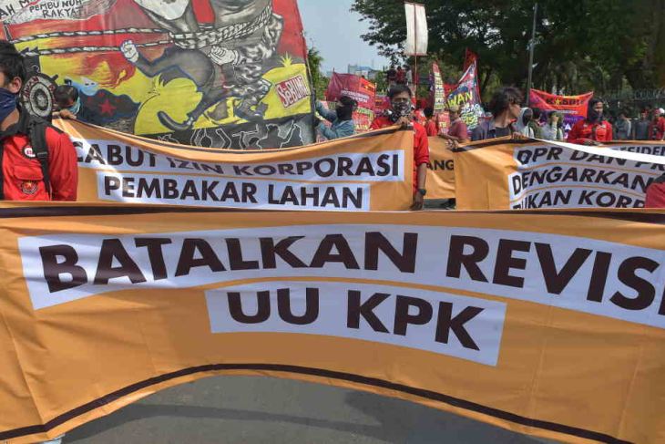 Students hold a banner that reads "Cancel revision of criminal code law" in Jakarta 