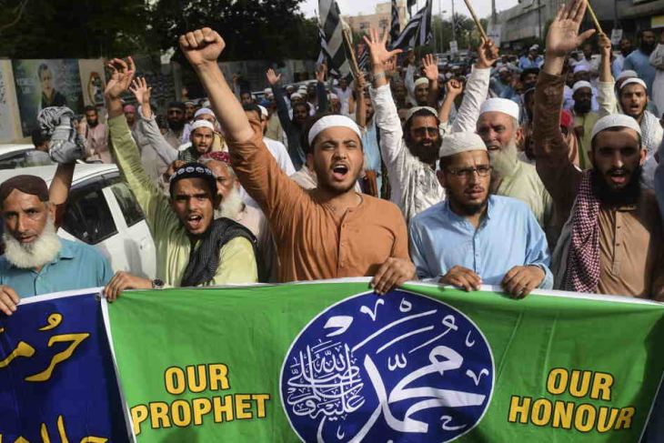 Supporters of Pakistan's Islamic and political Jamiat Ulema Islam-Fazal party shout anti-India slogans